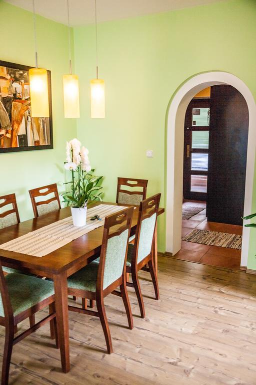 Apartmany U Cerveneho Stromu Rožnov pod Radhoštěm Dış mekan fotoğraf